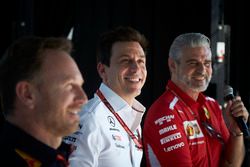 Christian Horner, director del equipo, Red Bull Racing, Toto Wolff, director ejecutivo (negocios), Mercedes AMG, y Maurizio Arrivabene, director del equipo, Ferrari, en el escenario