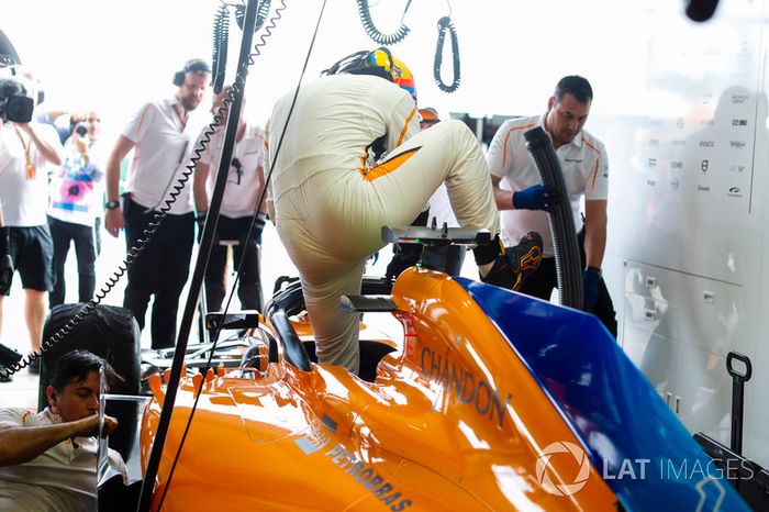 Fernando Alonso, McLaren, sale de su coche