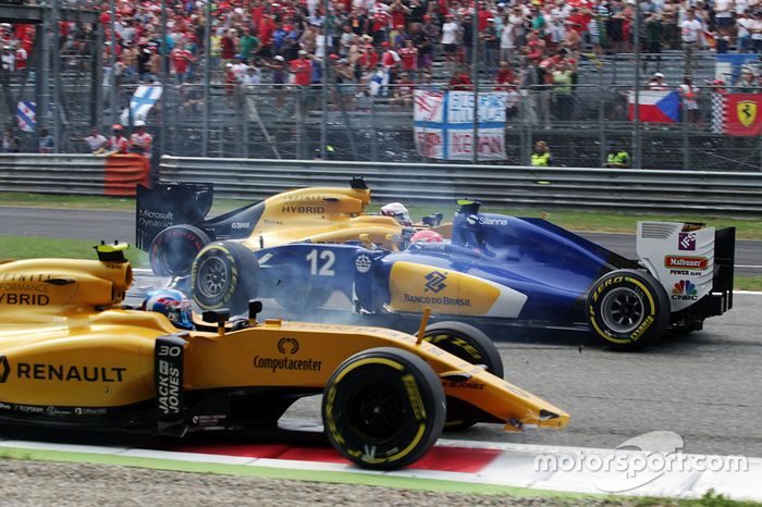 Crash involving Jolyon Palmer, Renault Sport F1 Team RS16, Felipe Nasr, Sauber C35, and Kevin Magnussen (DEN) Renault Sport F1 Team RS16