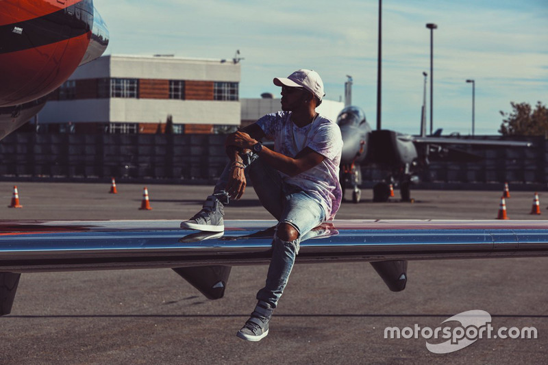 Lewis Hamilton posiert mit seinem Flugzeug