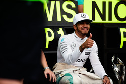 Переможець Льюіс Хемілтон, Mercedes AMG F1 святкує з командою