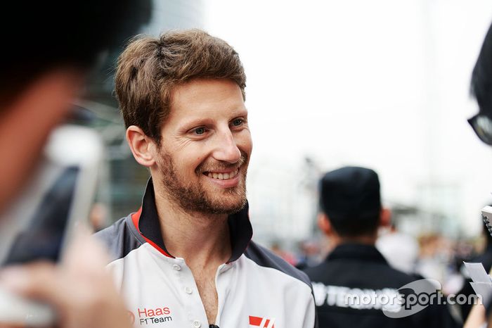 Romain Grosjean, Haas F1 Team firma de autógrafos para los fans