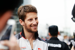 Romain Grosjean, Haas F1 Team firma de autógrafos para los fans