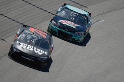 Martin Truex Jr., Furniture Row Racing Toyota, und Chase Elliott, Hendrick Motorsports Chevrolet
