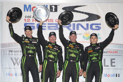 El podium: ganadores, Johannes van Overbeek, Scott Sharp, Ed Brown, Pipo Derani, ESM Racing