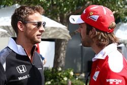 Jenson Button, McLaren con Jean-Eric Vergne, Ferrari Piloto de Pruebas y desarrollo
