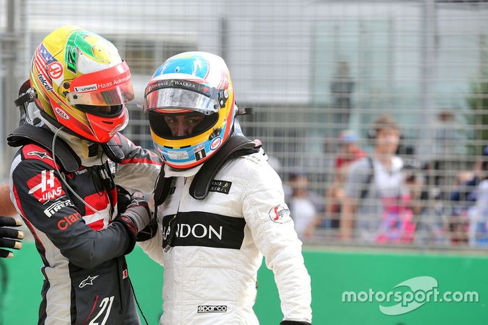 Esteban Gutierrez, Haas F1 Team y Fernando Alonso, McLaren