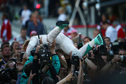 Winnaar Nico Rosberg, Mercedes AMG F1 Team W07 in parc ferme
