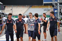 Данііл Квят, Scuderia Toro Rosso прогуюється по трасі з командою