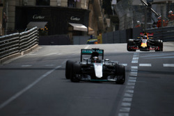 Льюіс Хемілтон, Mercedes AMG F1 W07 Hybrid попереду Даніеля Ріккардо, Red Bull Racing RB12