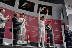 Il podio (da sx a dx): Nico Rosberg, Mercedes AMG F1, secondo; Lewis Hamilton, Mercedes AMG F1, vinc