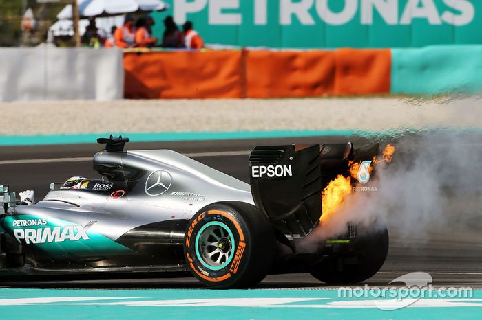 Lewis Hamilton, Mercedes AMG F1 W07 Hybrid  retirado de la carrera por problemas con el motor