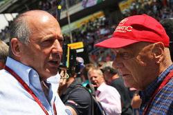 Ron Dennis, voorzitter McLaren en Niki Lauda, voorzitter Mercedes op de grid