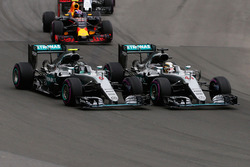 Lewis Hamilton, Mercedes AMG F1 W07 Hybrid und sein Teamkollege Nico Rosberg, Mercedes AMG F1 W07 Hy