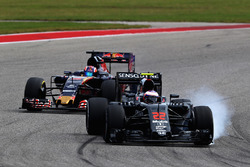 Jenson Button, McLaren MP4-31; Daniil Kvyat, Scuderia Toro Rosso STR11