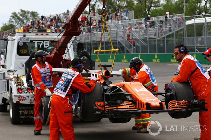 El coche de Fernando Alonso, McLaren MCL32 es movido de la pista