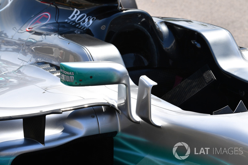 Mercedes-Benz F1 W08: Luftleitblech am Cockpit