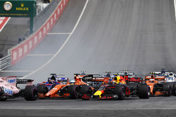 Max Verstappen, Red Bull Racing RB13, Fernando Alonso, McLaren MCL32, Daniil Kvyat, Scuderia Toro Rosso STR12, are involved in a crash at the start