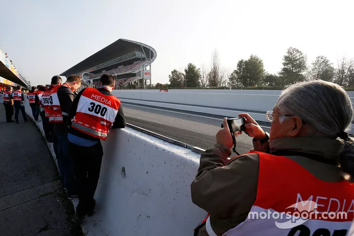 Fotógrafos a la salida del pit lane
