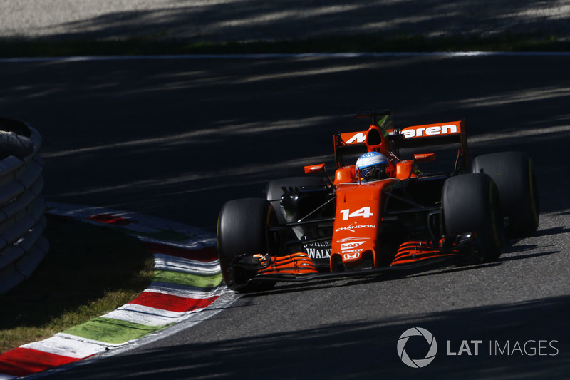 Enquanto isso, Fernando Alonso e Jolyon Palmer se estranhavam lá atrás. O espanhol ficou furioso porque o inglês cortou uma chicane e não lhe deu a posição.