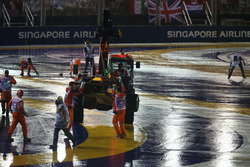 Kazalı Max Verstappen, Red Bull Racing RB13 kaldırılıyor