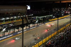 Sebastian Vettel, Ferrari SF70H, Max Verstappen, Red Bull Racing RB13 et Kimi Raikkonen, Ferrari SF70H s'accrochent au départ de la course