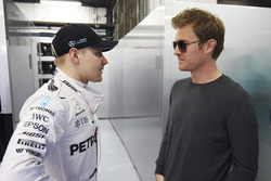 Valtteri Bottas, Mercedes F1 Team parla con il campione del mondo Nico Rosberg