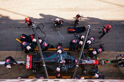 Romain Grosjean, Haas F1 Team VF-17, en pit stop