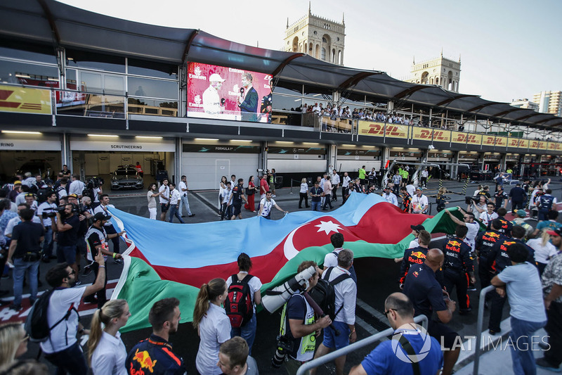 Fans observan la celebración, Valtteri Bottas, Mercedes AMG F1, David Coulthard, la bandera de Azerb