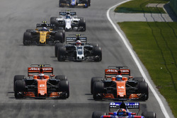Daniil Kvyat, Scuderia Toro Rosso STR12, Stoffel Vandoorne, McLaren MCL32, Fernando Alonso, McLaren