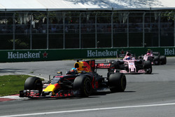 Daniel Ricciardo, Red Bull Racing RB13, Sergio Perez, Sahara Force India VJM10 y Esteban Ocon, Sahar
