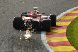 Себастьян Феттель, Ferrari SF70H, та іскри позаду