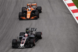 Kevin Magnussen, Haas F1 Team VF-17, Fernando Alonso, McLaren MCL32