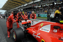 Les mécaniciens Ferrari poussent la voiture de Kimi Raikkonen, Ferrari SF70H