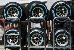 Des pneus Pirelli dans le paddock