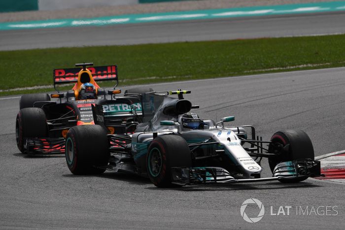 Valtteri Bottas, Mercedes-Benz F1 W08  leads Daniel Ricciardo, Red Bull Racing RB13