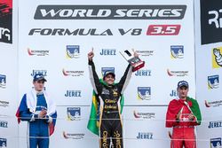 Podio: segundo lugar Egor Orudzhev, AVF, ganador de la carrera Pietro Fittipaldi, Lotus, tercer luga