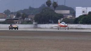 Loeb y su Peugeot 3008 DKR desafían un avión