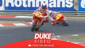 Randy Mamola cae en el inicio del Gran Premio de Hungría 1990