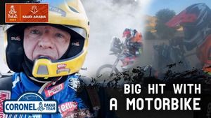 Kolizja motocyklisty i samochodu na Dakarze