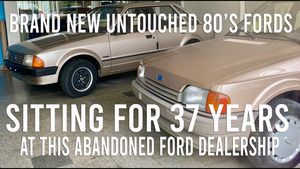 Opuszczony salon z nowymi Fordami