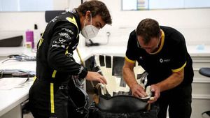 Fernando Alonso inicia el trabajo en la sede de Renault F1 Team