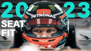 George Russell - Przymiarka fotela w bolidzie 2023