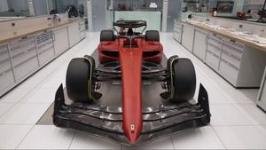 Colocación de los adhesivos del Ferrari F1-75