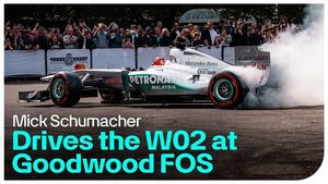 Mick conduce el Mercedes F1 de Michael por la colina de Goodwood.