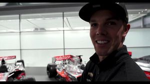 Pato O'Ward y Oliver Askew conocen el Centro de Tecnología McLaren