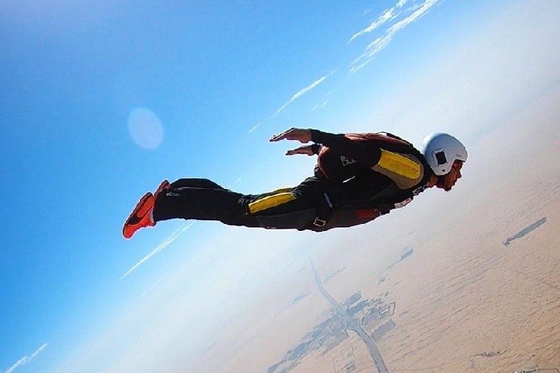 Gefährliches Hobby: Lewis Hamilton macht den Fallschirm-Schein