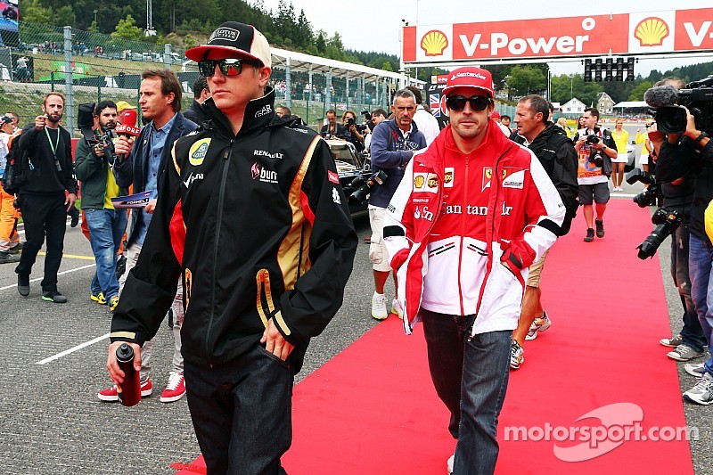 Kimi Raikkonen, Lotus F1 Team y Fernando Alonso, Ferrari en el desfile de pilotos
