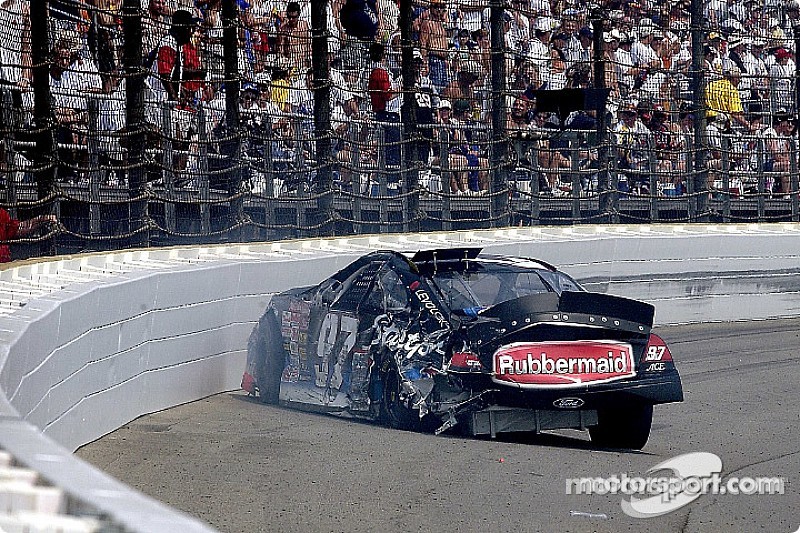 Kurt Busch probando el muro SAFER