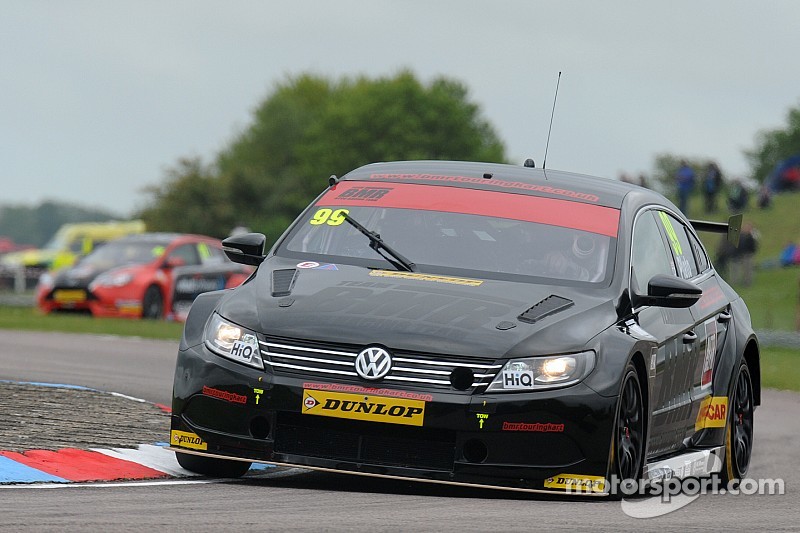 Plato contiene a Collard en la carrera 2